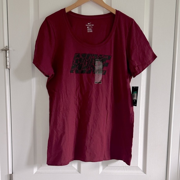 Nike Women's Maroon Short Sleeve Tee NWT - Picture 1 of 6
